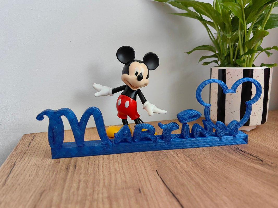 Персонализирана стойка Mickey Mouse на дървена маса с името Мартин и фигурка на Мики Маус.