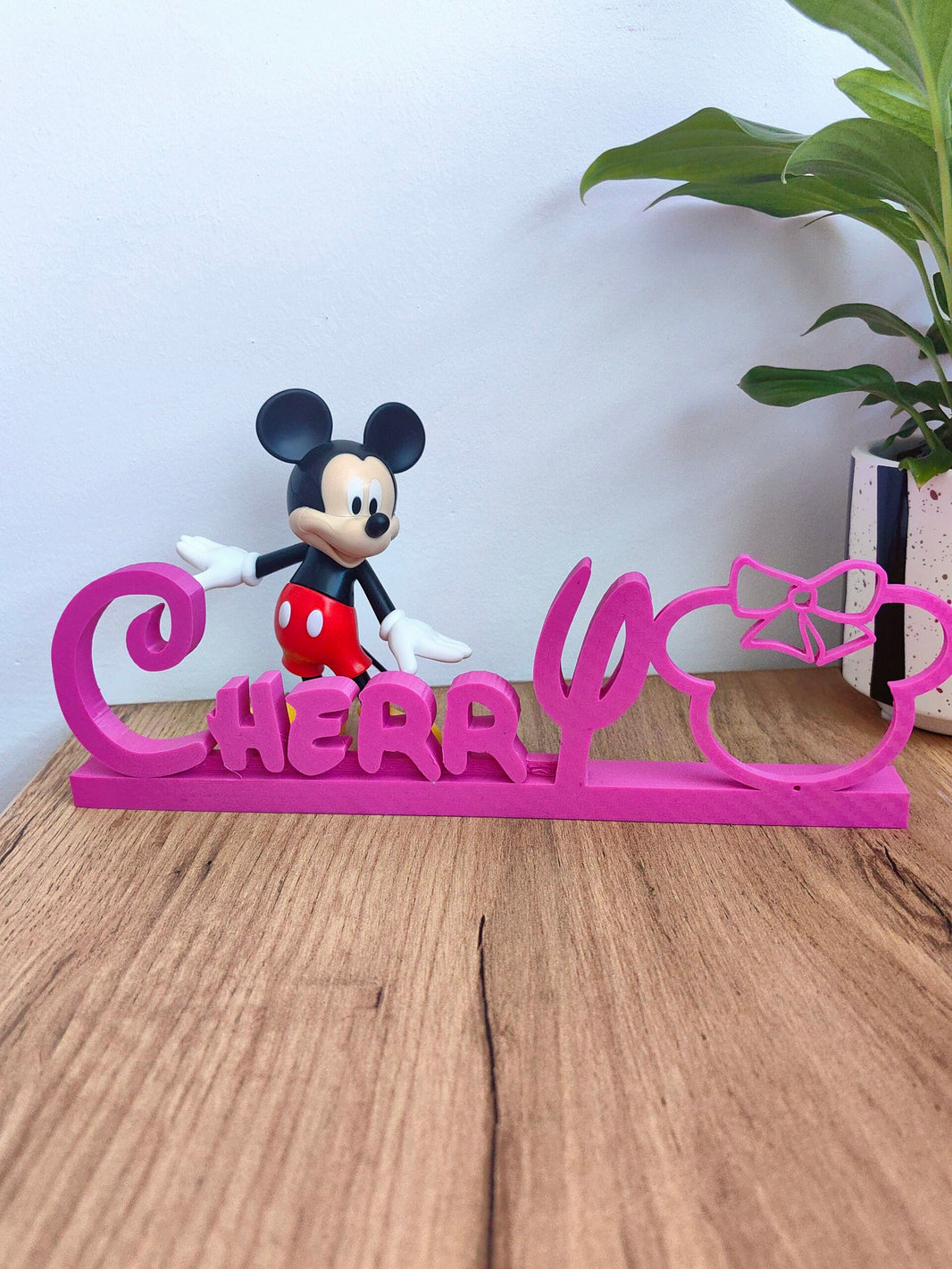 Персонализирана стойка Minnie Mouse с име CHERRY, идеална за детска стая и играчка.