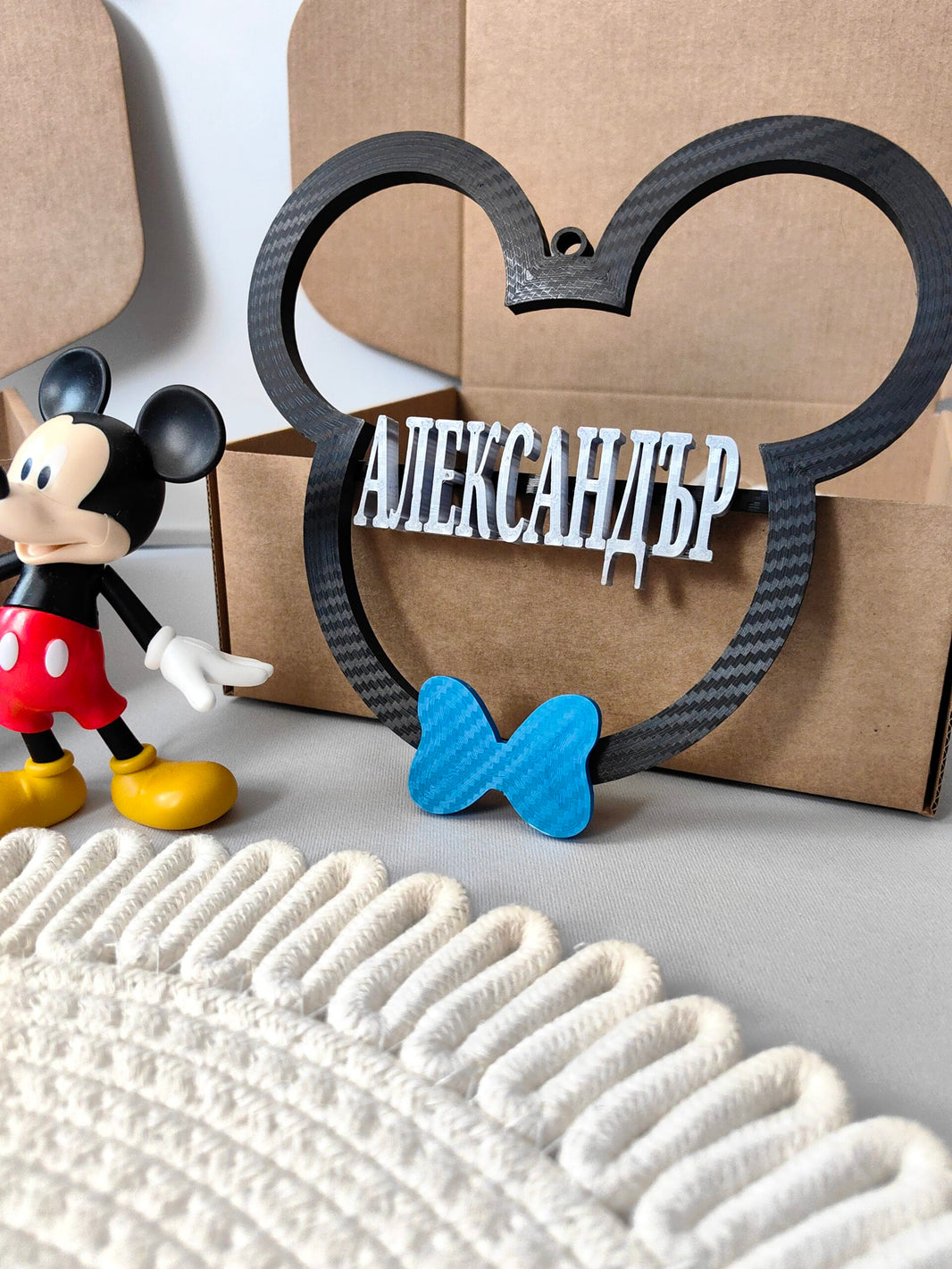Персонализирана 3D рамка Мики Маус с име Александър и детска играчка.