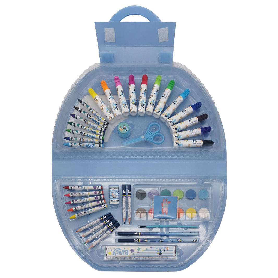 Куфар за рисуване Bluey с цветни маркери, ножици и цветни моливи, идеален за детски игри и творчество.