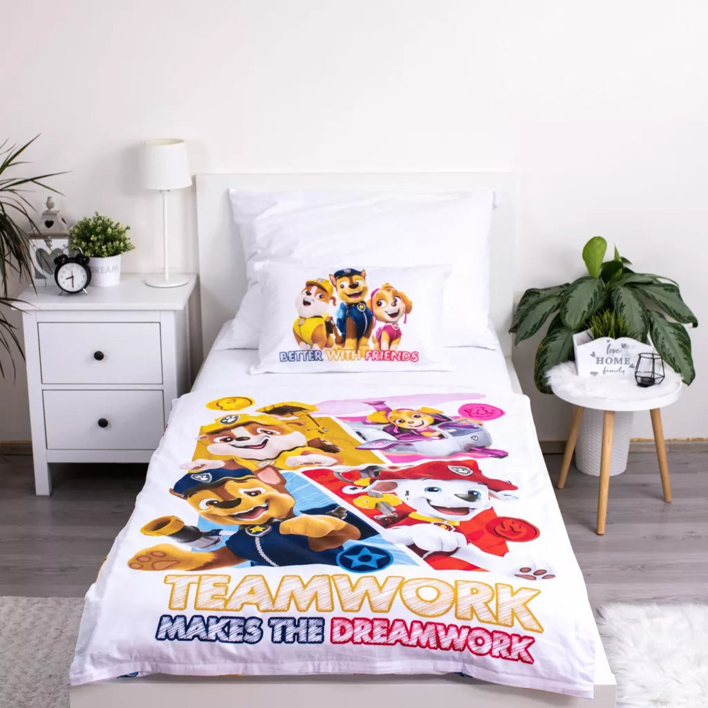 Детско спално бельо Paw Patrol с героите на сериала и текст "TEAMWORK MAKES THE DREAMWORK".