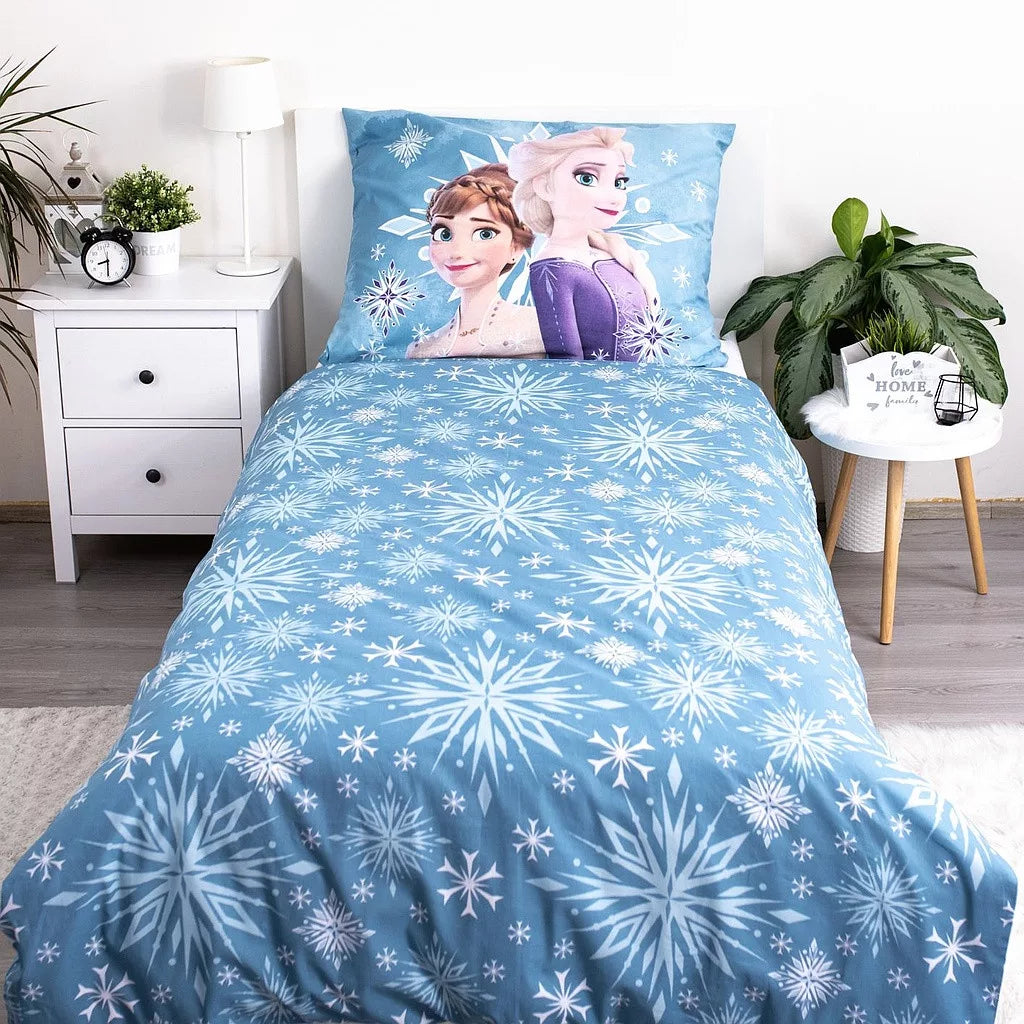 Детско спално бельо Frozen с дизайн на Елза и Анна, удобно и цветно, подходящо за детска стая.