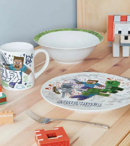 Керамичен сервиз за хранене Minecraft, включващ чаша, купа и чиния с детайли от играта.