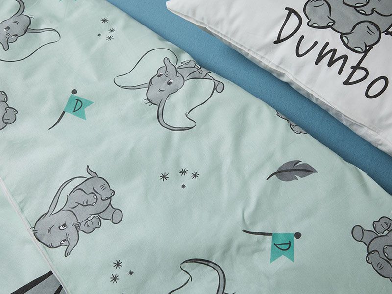 Детско спално бельо Dumbo с картинки на Дъмбо и нежни цветове, идеално за детска стая.
