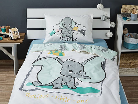 Детско спално бельо Dumbo с изображения на героя, осигурява удобно и приятно сън за децата.