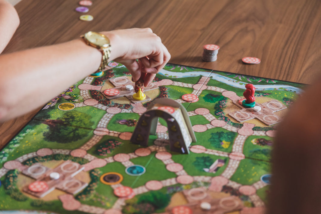 Настолна игра „Принцесата се надпреварва“ с фигурки и игрова дъска на маса.