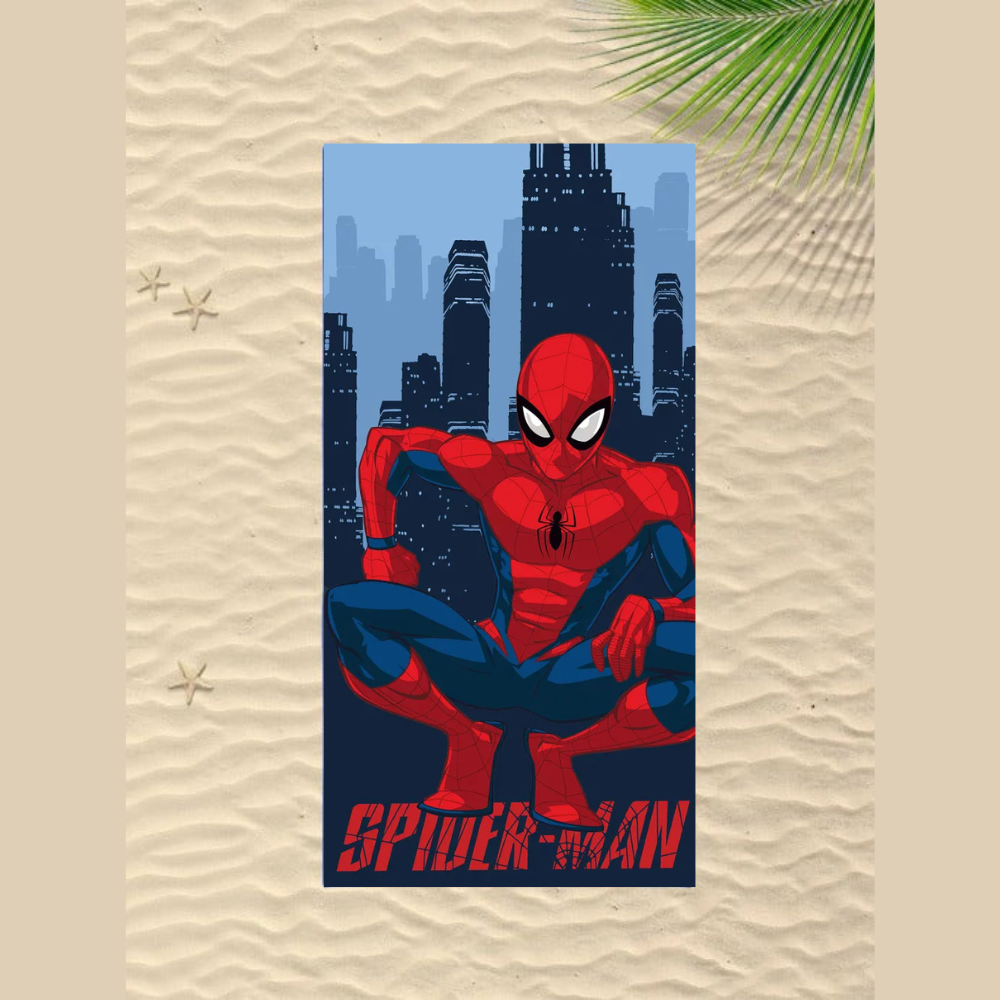 Памучна детска хавлия за плаж Spiderman с герой Спайдърмен на фон с небостъргачи