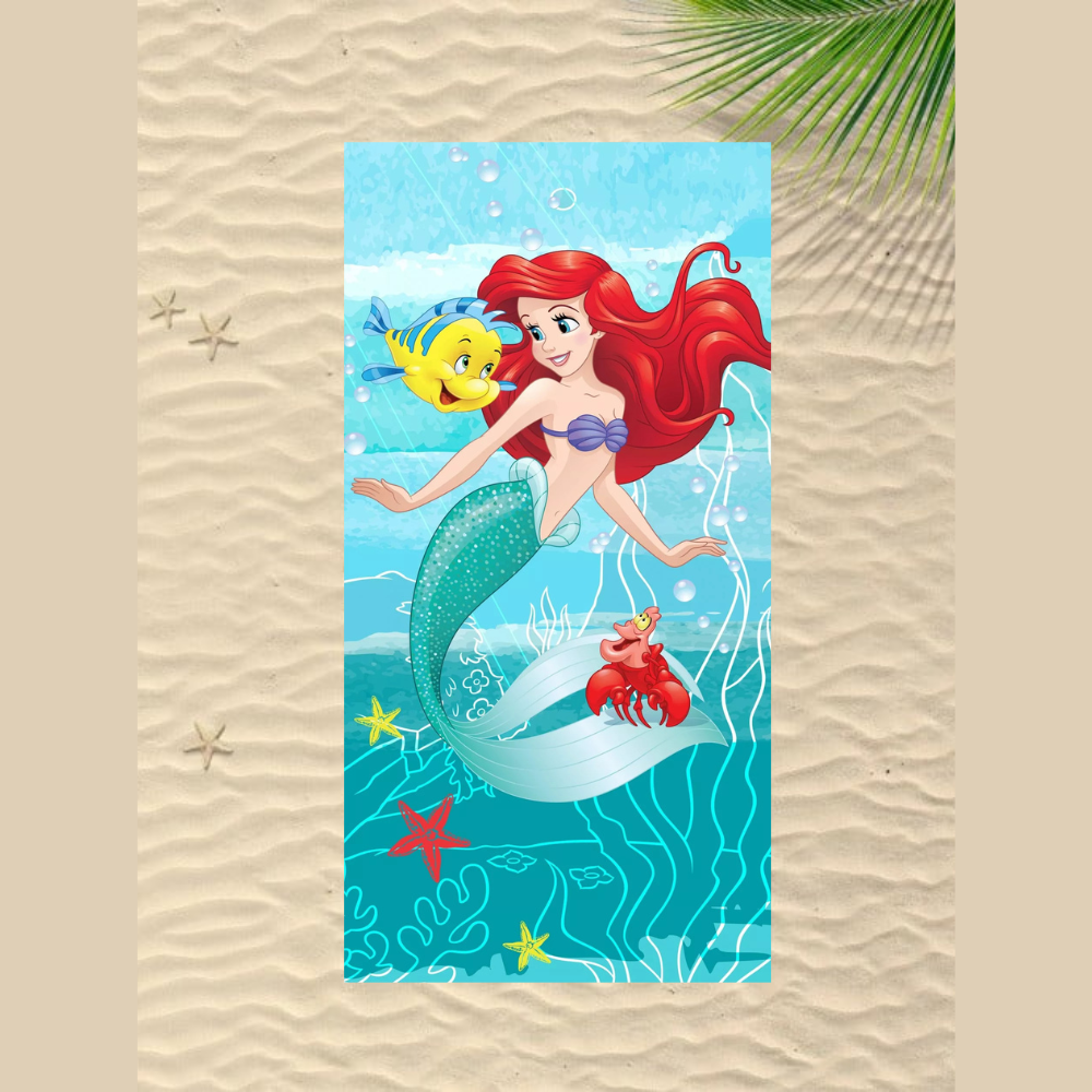 Памучна детска хавлия Ariel с принт на Ариел и приятелите й от морето.