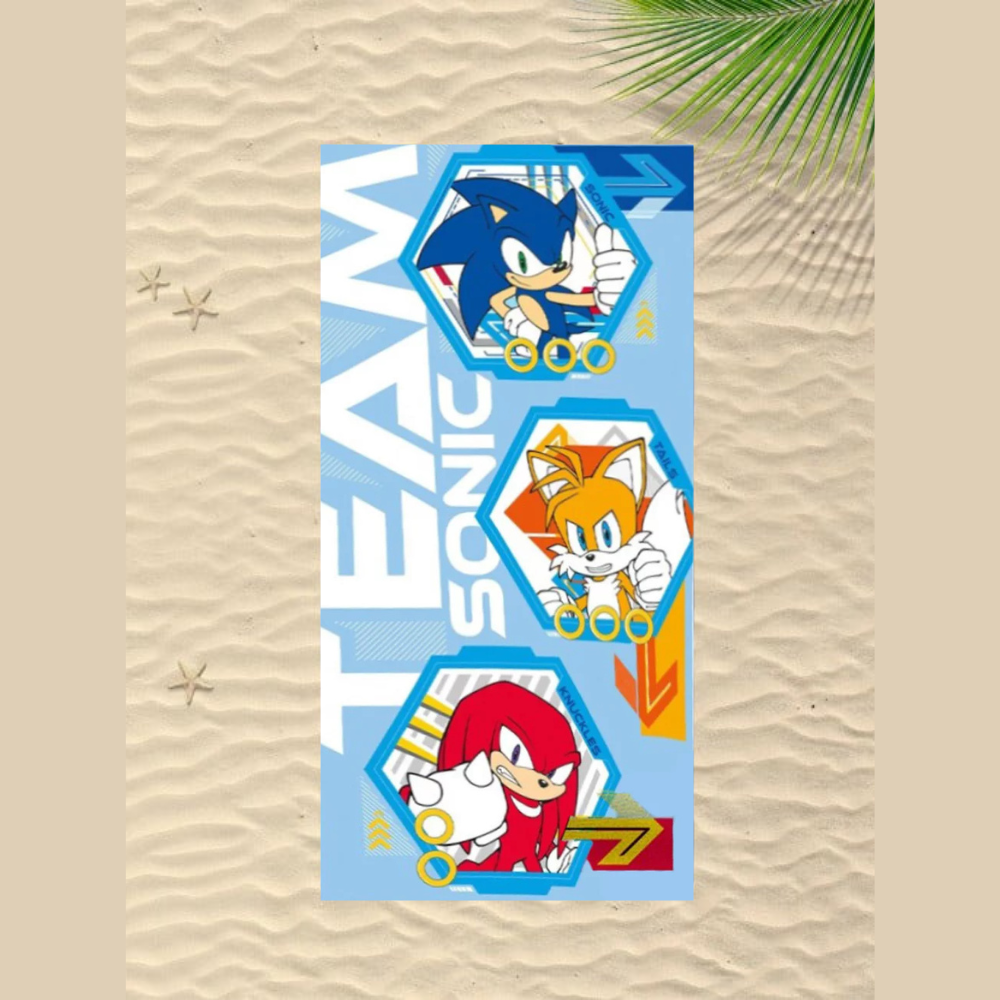 Памучна детска хавлия за плаж Sonic с цветен дизайн и изображения на героите от играта.