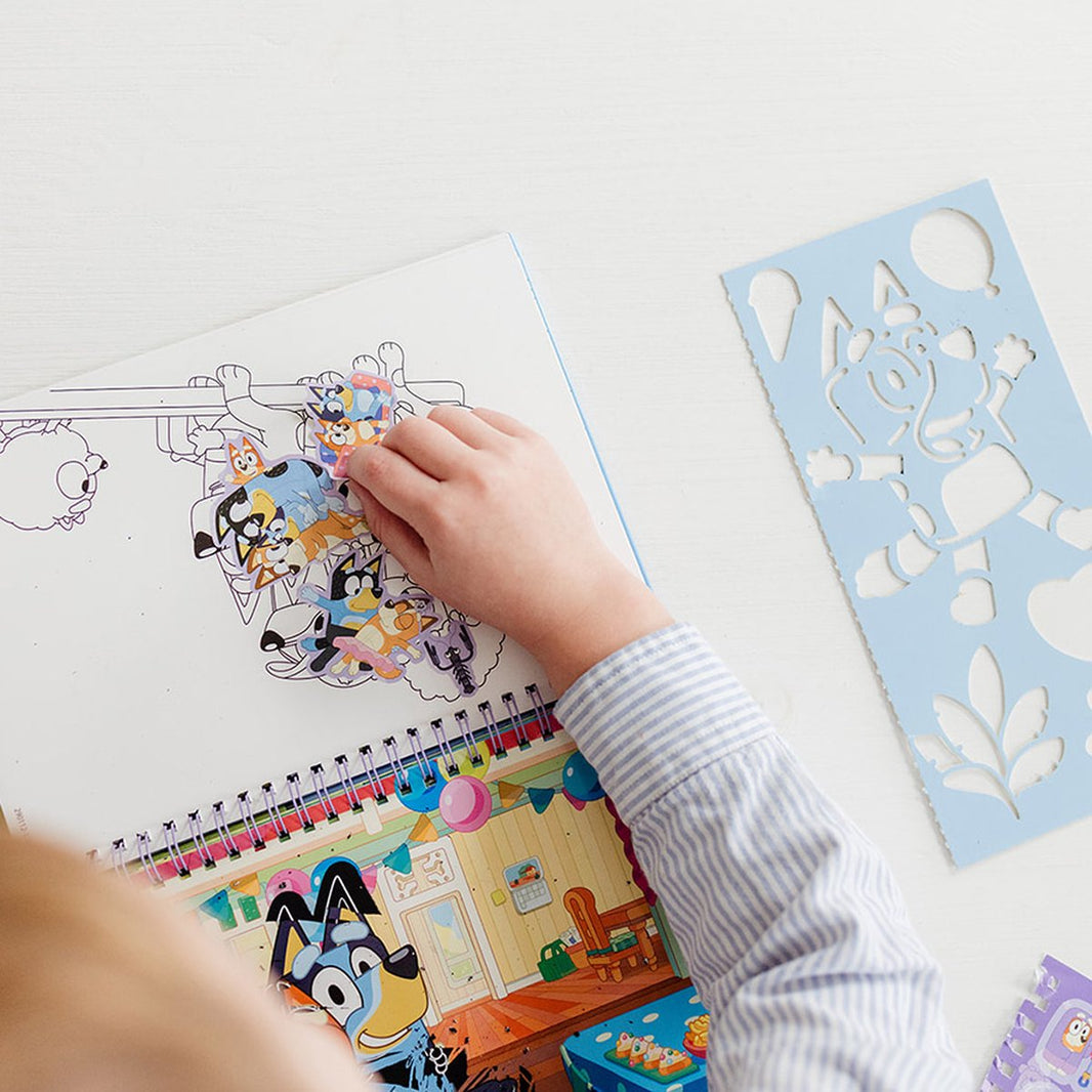 Творчески комплект - скречбук Bluey с детска рисунка и шаблон за оцветяване.