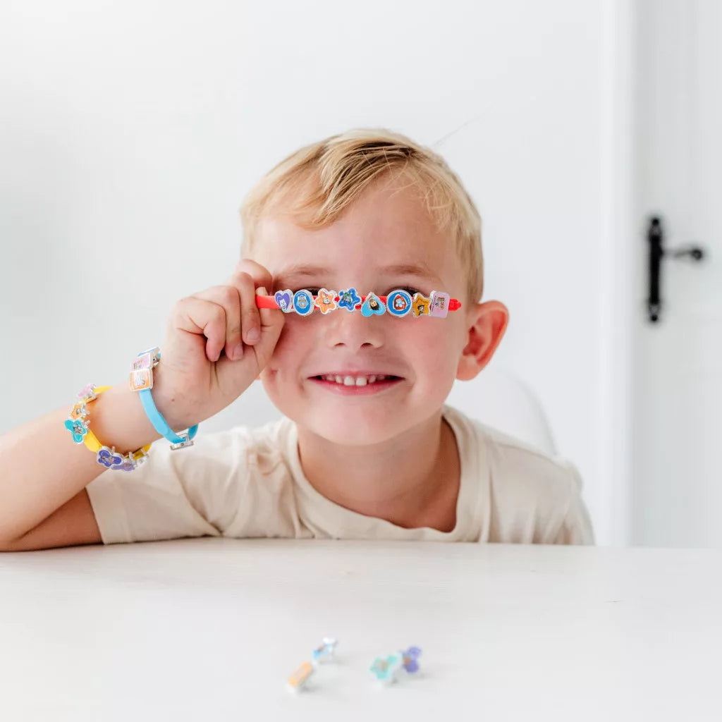 Момче с усмивка, носещо гривни от Творчески комплект за изработка на бижута Paw Patrol.