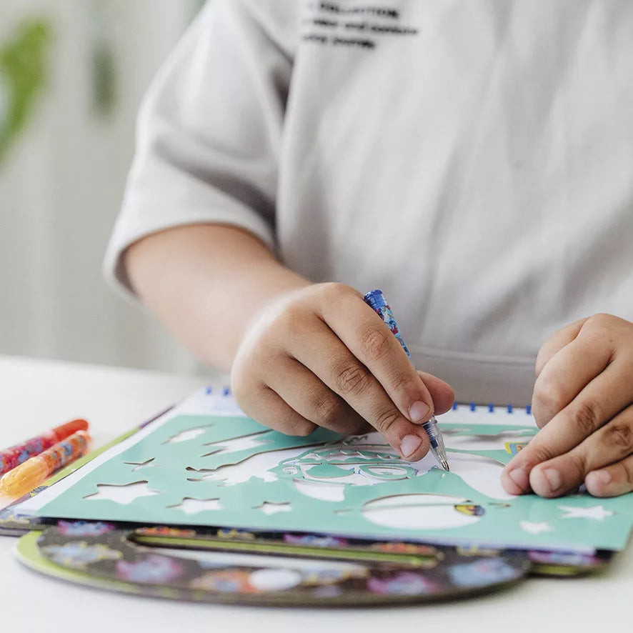 Творчески комплект за рисуване Stitch, дете рисува с шаблон и маркери на маса.